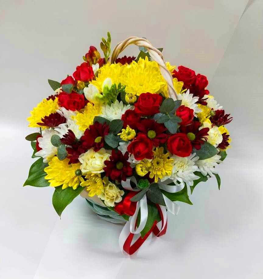 Цветочная композиция из Хризантемы и Розы в корзине в Кагальницкой