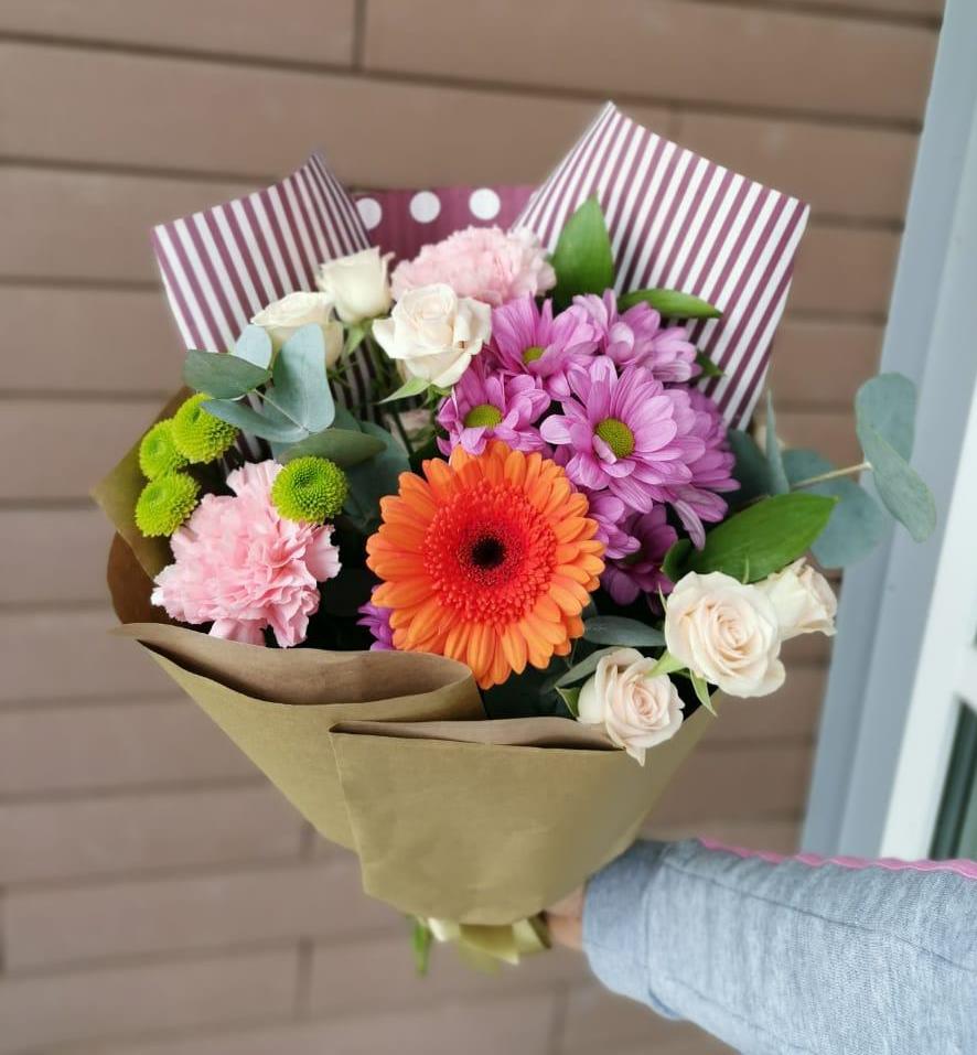 Букет цветов из: Розы, Хризантемы, Гвоздики и Герберы в Кагальницкой