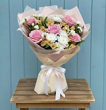 Букет цветов из:  Гвоздики, Орхидеи и Розы в Кагальницкой