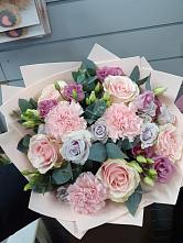 Букет цветов из:  Розы, Гвоздики и Лизиантусы в Кагальницкой