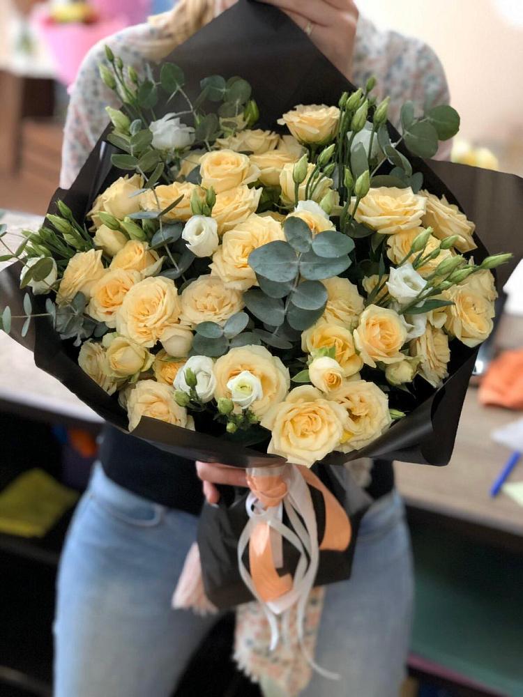 Букет цветов из: Розы и Лизиантусы в Кагальницкой