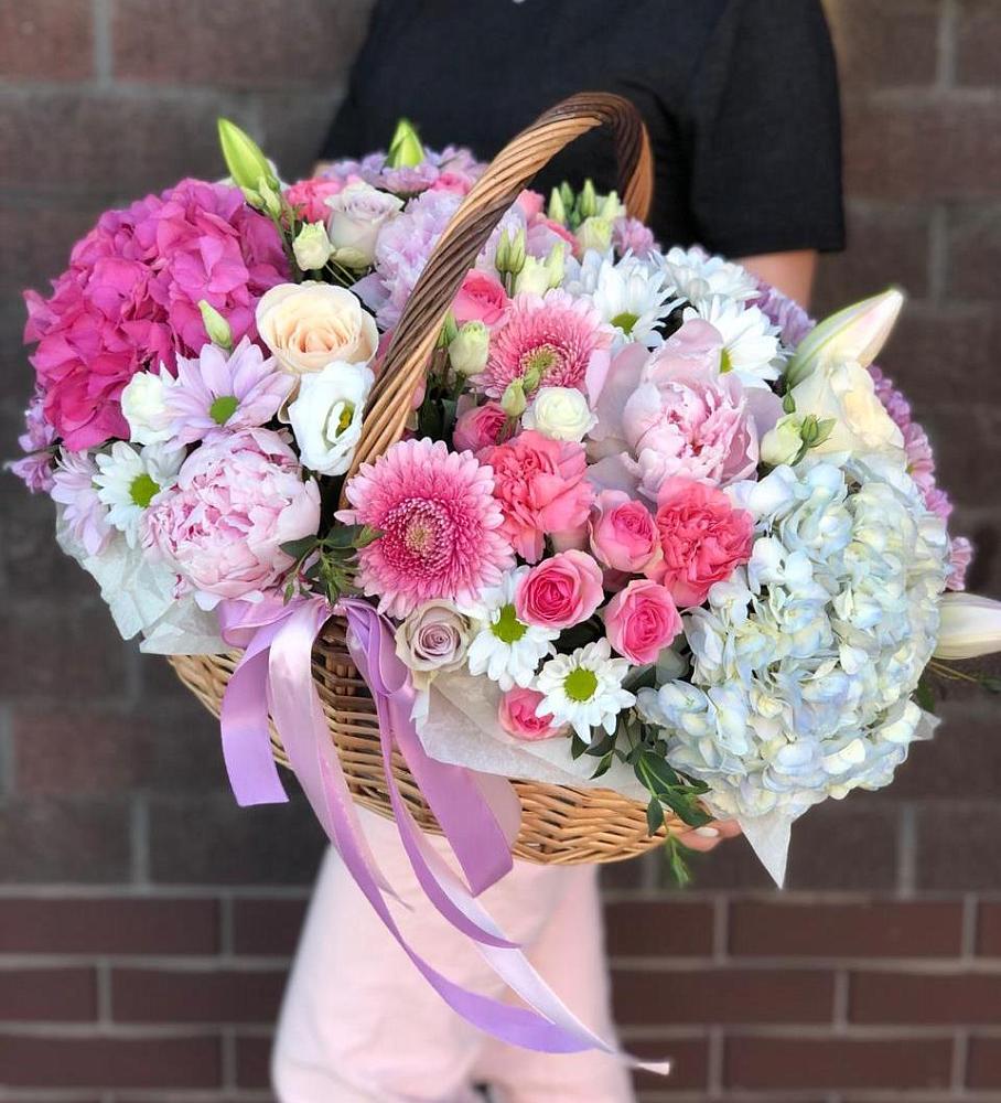 Цветочная композиция из Розы, Хризантемы, Пионы и Лизиантусы в корзине в Кагальницкой