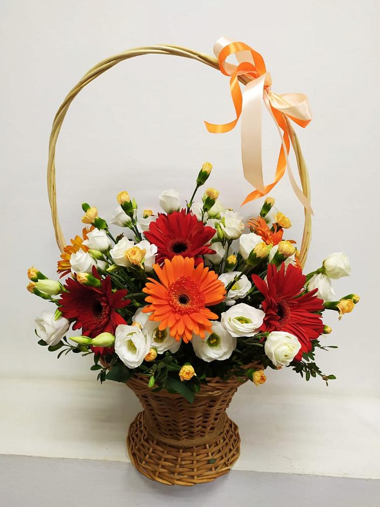 Цветочная композиция из Герберы и Хризантемы в корзине в Кагальницкой
