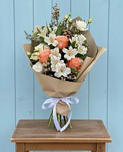 Букет цветов из:  Альстромерии, Лизиантусы, Розы и Хризантемы в Кагальницкой