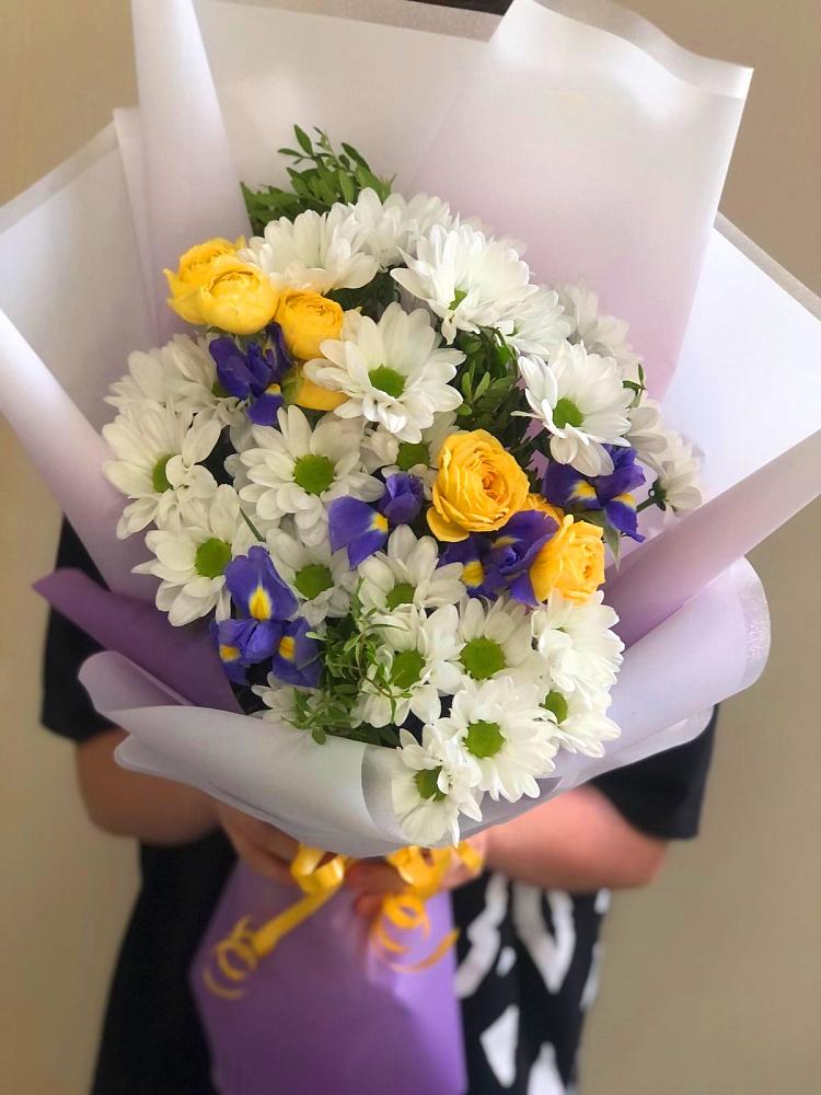 Букет цветов из: Ирисы, Хризантемы и Розы в Кагальницкой