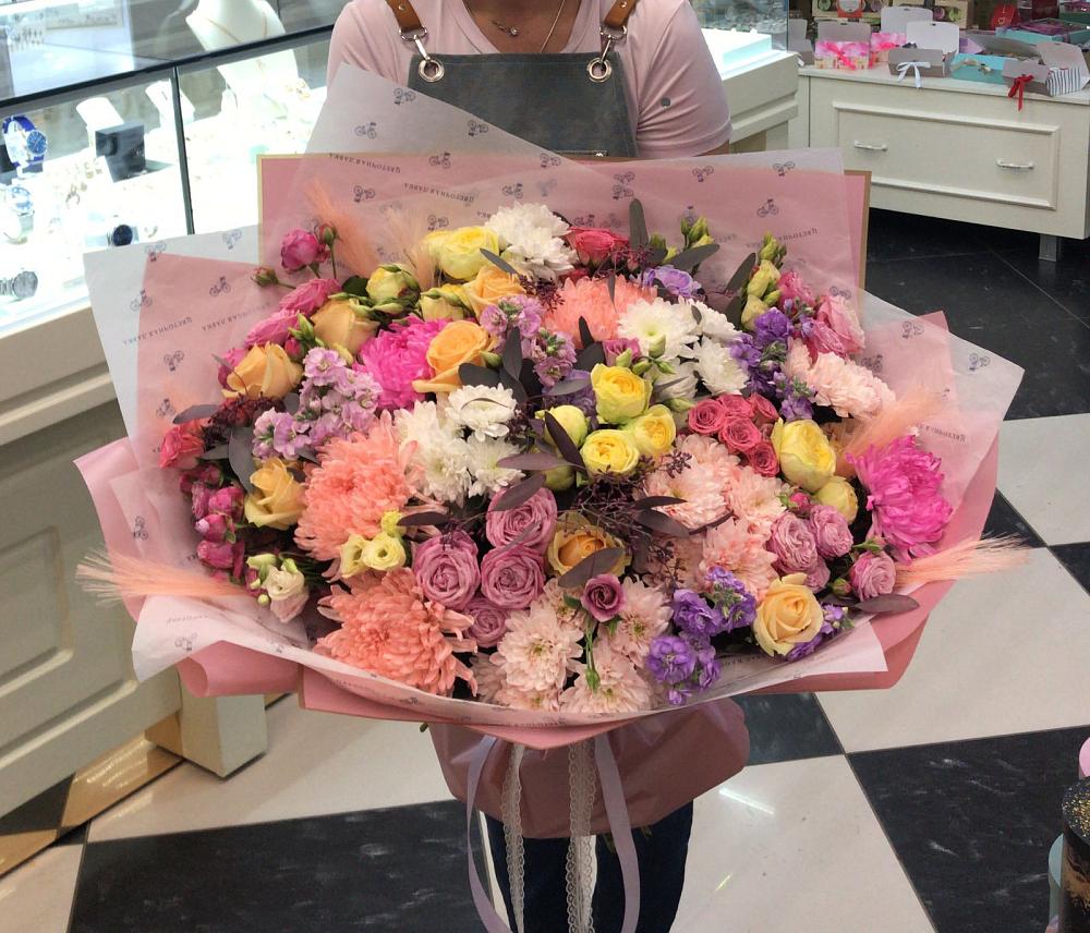 Букет цветов из: Розы, Хризантемы и Лизиантусы в Кагальницкой