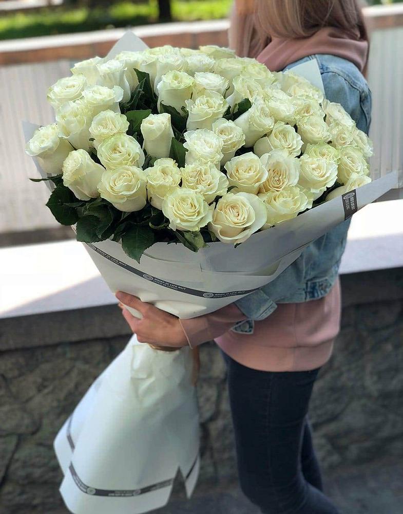 Букет 35 Белых роз в Кагальницкой