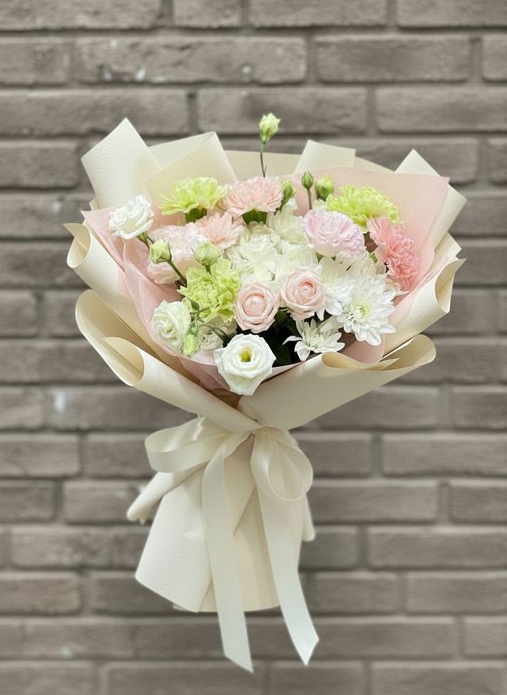 Букет цветов из: Гвоздики, Розы, Лизиантусы и Хризантемы в Кагальницкой