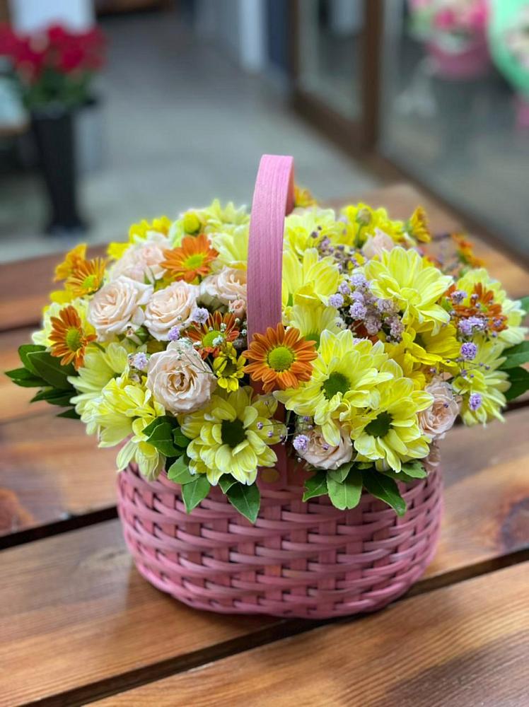 Цветочная композиция из Хризантемы и Розы в корзине в Кагальницкой
