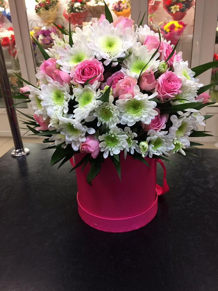 Цветочная композиция из Розы и Хризантемы в шляпной коробке в Кагальницкой