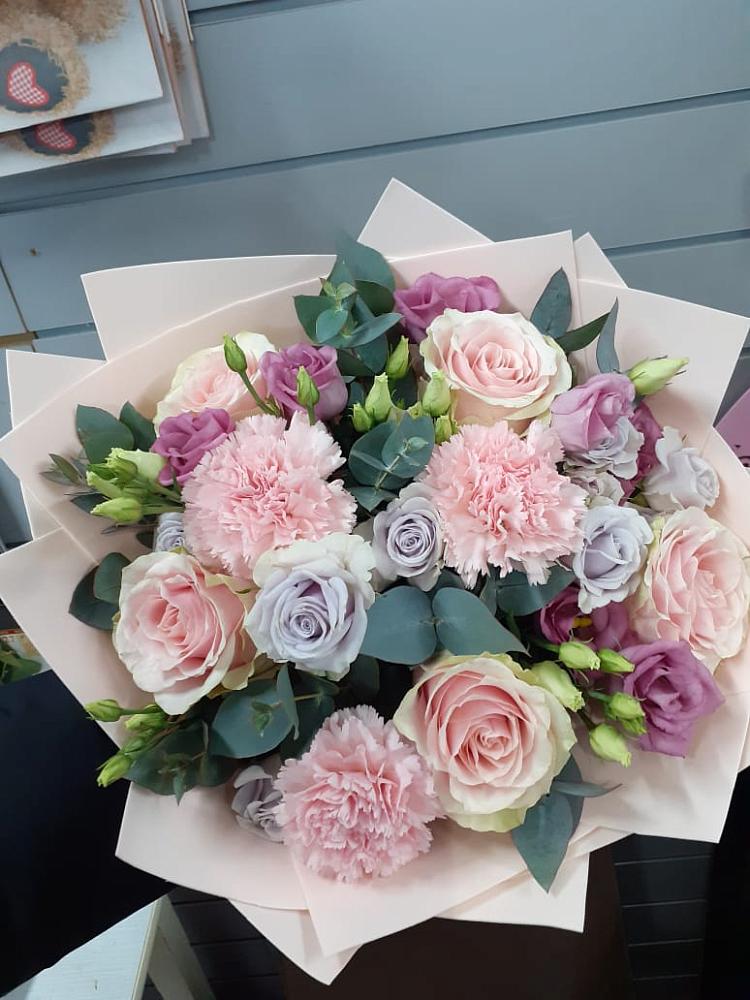 Букет цветов из: Розы, Гвоздики и Лизиантусы в Кагальницкой